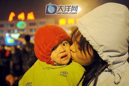 寒风中的等待：妈妈的吻温暖我的心(组图) - Xueron Nee - Xueron Nee